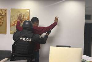 El ministro John Reimberg se pronunci&oacute; sobre el incendio en la Refiner&iacute;a de Esmeraldas, tras la detenci&oacute;n de Vicko Villac&iacute;s, alcalde de Esmeraldas.