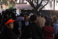 Jóvenes protestan contra Bolsonaro en la Embajada de Brasil en Quito