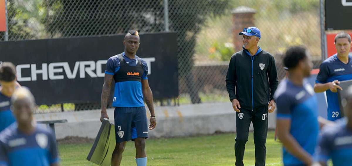 Jos&eacute; Angulo (c.) observa a sus compa&ntilde;eros, durante una de las &uacute;ltimas pr&aacute;cticas en Sangolqu&iacute;. El DT, Alexis Mendoza, sonr&iacute;e al ver al delantero ecuatoriano.