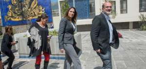 Los concejales Carlos P&aacute;ez y Anabel Hermosa a su llegada, ayer, a la Fiscal&iacute;a para pedir al organismo que investigue la relaci&oacute;n de Mauro T. con el Municipio.