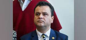 El legislador azuayo por el movimiento CREO, Esteban Bernal, a&uacute;n no ha reaccionado a su postulaci&oacute;n para la Alcald&iacute;a de Cuenca.