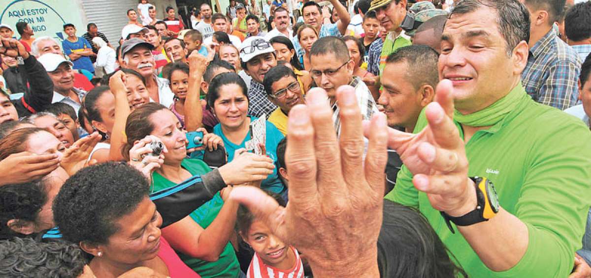 Antes de emitir el enlace ciudadano, el presidente Rafael Correa anduvo en bicicleta y tuvo un desayuno popular en La Concordia. Foto: Cortes&iacute;a Presidencia de la Rep&uacute;blica