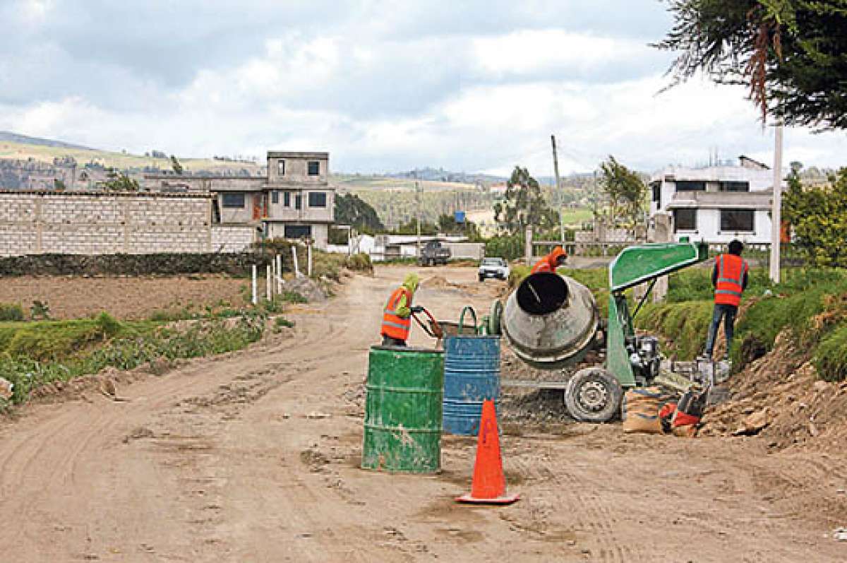 Los trabajos del anillo vial empezaron y la obra facilitar&aacute; el tr&aacute;nsito que es intenso debido a los carros que se movilizan en la zona. Foto: Janeth Osorio.