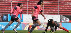 Las jugadoras de &Ntilde;a&ntilde;as celebran el tanto de Yosneidy Zambrano para derrotar a Liga Amateur en la semifinal.  