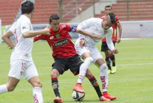 &Aacute;lvez disputa el bal&oacute;n con el capit&aacute;n del Cuenca, Christian O&ntilde;a. Fernando Sandoval / El Tel&eacute;grafo 