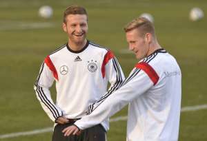 Shkordan Mustafi (i.), en uno de los entrenamientos de Alemania previo al mundial de Brasil. Foto: AFP