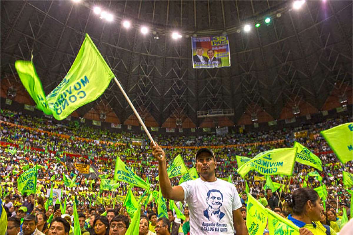 Miles de transportistas se reunieron en el Coliseo Rumi&ntilde;ahui ayer en apoyo al candidato Augusto Barrera (PAIS). Foto: John Guevara  |  El Tel&eacute;grafo