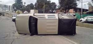 Camioneta se vuelca en el puente de Guajal&oacute;