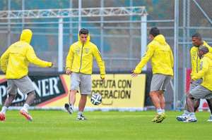 Nueve jugadores del seleccionado tricolor realizaron una pr&aacute;ctica ligera antes del viaje. Foto: Marco Salgado 