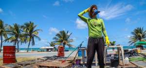 A sus 25 a&ntilde;os, Isa&iacute;as Vasconcelos, apodado &ldquo;Pan&rdquo;, recorre con su bicicleta las playas del nordeste de Brasil para recoger el petr&oacute;leo.