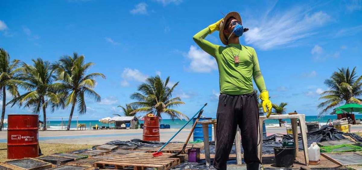 A sus 25 a&ntilde;os, Isa&iacute;as Vasconcelos, apodado &ldquo;Pan&rdquo;, recorre con su bicicleta las playas del nordeste de Brasil para recoger el petr&oacute;leo.