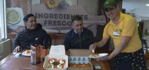 En el local El Homero, en Carapungo, los empaques de cart&oacute;n para comida que se pide para llevar, luego de usarse y de degradarse sirven como abono.