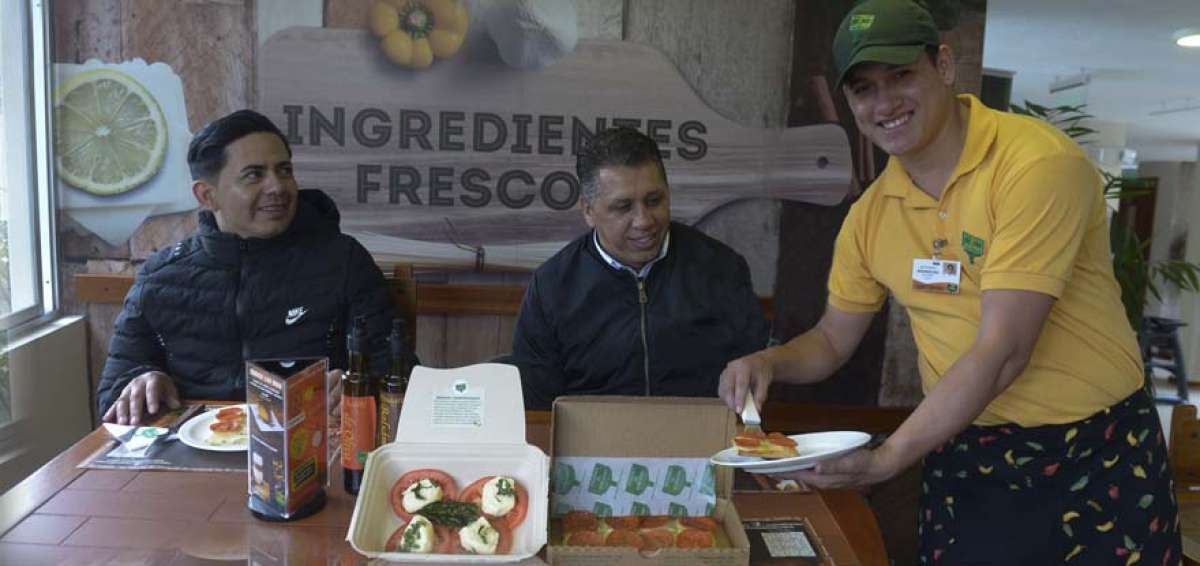 En el local El Homero, en Carapungo, los empaques de cart&oacute;n para comida que se pide para llevar, luego de usarse y de degradarse sirven como abono.