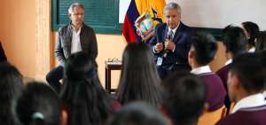 El presidente Len&iacute;n Moreno conversa con alumnos de la Unidad Educativa Nacional Alangasi, en el sur oriente de Quito.
