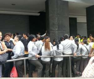 Empleados en los exteriores de la matriz de Casa Tosi reclaman el pago de sus haberes. Foto: Mario Rodr&iacute;guez. 