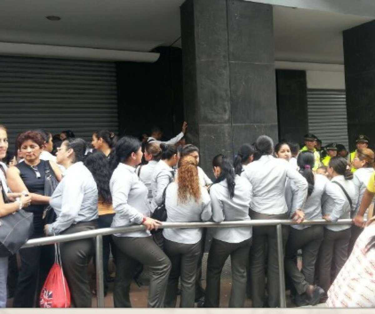 Empleados en los exteriores de la matriz de Casa Tosi reclaman el pago de sus haberes. Foto: Mario Rodr&iacute;guez. 