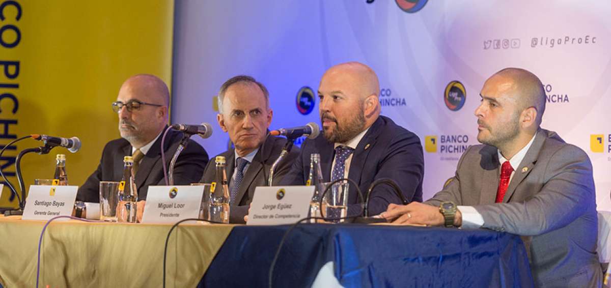 El presidente de la LigaPro, Miguel Loor (d), junto al gerente del Banco Pichincha, Santiago Bayas, en Quito.