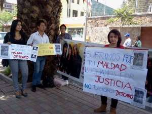 Amigos de la joven quite&ntilde;a se concentraron en los exteriores de la Corte Provincial para apoyar a sus familiares. Foto: Gabriela Castillo / El Tel&eacute;grafo
