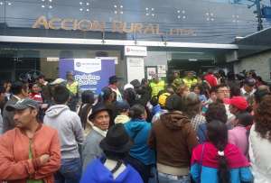 Los clientes permanecen en los exteriores de la cooperativa. 