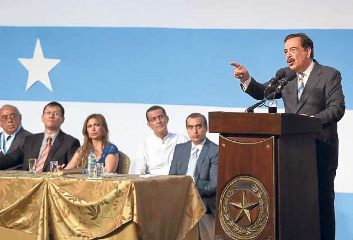 El burgomaestre porte&ntilde;o lleg&oacute; con 20 minutos de retraso a la sesi&oacute;n solemne. Foto: Miguel Castro / El Tel&eacute;grafo