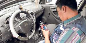 Los carros que tienen cerebro electr&oacute;nico pasan por un escaneo que confirma sus numeraciones.