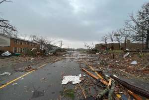 El viento derribó vehículos, destrozó tejados y arrojó los escombros a las vías, mientras la gente buscaba refugio.