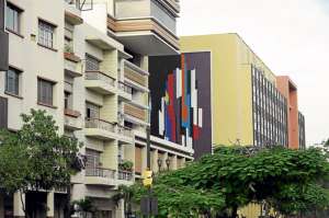 Las edificaciones construidas con t&eacute;cnicas modernistas destacan por la ausencia de ornamentos que existen en otros inmuebles. Foto: Pilar Vera / El Tel&eacute;gafo