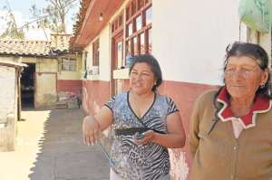 En 2013 un bus de la misma cooperativa sufri&oacute; un accidente. Natalia Villena (d.) perdi&oacute; a su hija aquella vez. Foto: Roberto Ch&aacute;vez.