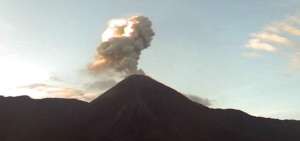 El Reventador eman&oacute; gases en Nochebuena