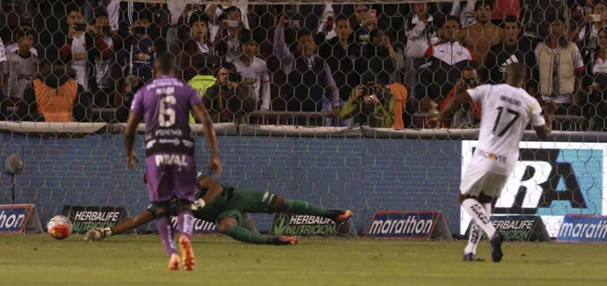 Banguera le ataj&oacute; un penal a Liga de Quito