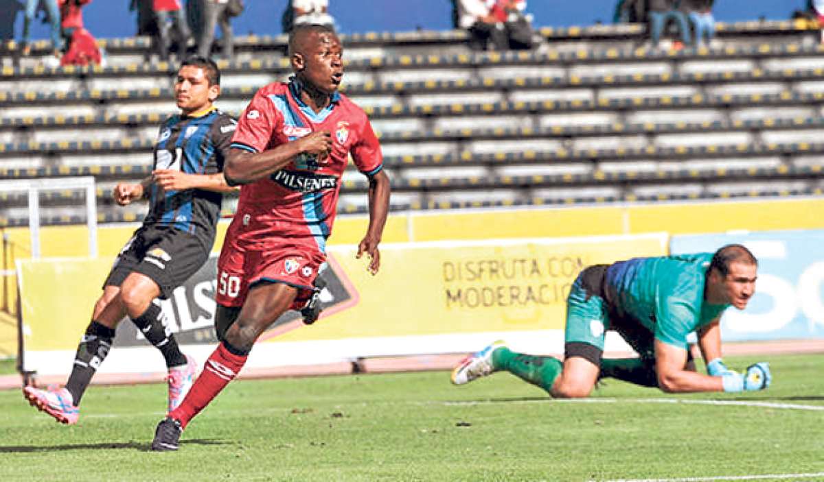 V&iacute;ctor Corozo Valdez, jugando como juvenil en el club El Nacional. En la foto se lo ve disputando un encuentro ante el Independiente del Valle. Foto: cortes&iacute;a