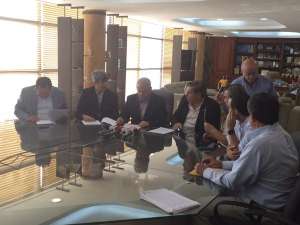 El presidente de la FEF, Luis Chiriboga (c), anunci&oacute; el acuerdo con los canales de TV nacional. Foto: @100xCientoFTBL