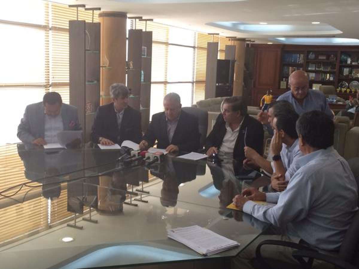El presidente de la FEF, Luis Chiriboga (c), anunci&oacute; el acuerdo con los canales de TV nacional. Foto: @100xCientoFTBL