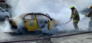 Incendio de un taxi en la avenida Veinticinco de Julio y Nicol&aacute;s Mestanza, en el sur de Guayaquil.