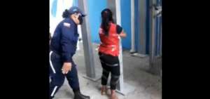 Captura del video en donde se observa la agresi&oacute;n a la vendedora.