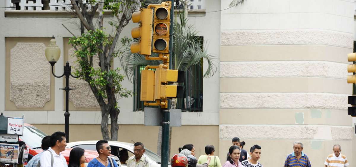 En la calle 6 de Marzo, a la altura de la av. 10 de Agosto y Sucre, los sem&aacute;foros est&aacute;n da&ntilde;ados.