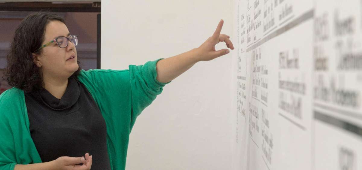 La artista explica la cronolog&iacute;a de Agnes A. Caama&ntilde;o, quien hubiera nacido en los inicios del anterior siglo.