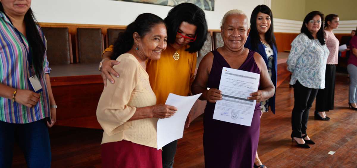  Zoila Zambrano (de morado) muestra el aval de culminaci&oacute;n de la educaci&oacute;n b&aacute;sica media.  
