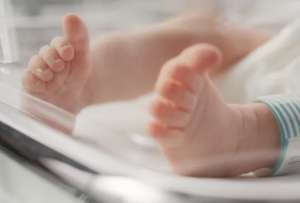 En Cuenca, una familia denunció la retención de su recién nacido. La clínica exigía que paguen el costo total de la atención. El neonato falleció horas después. 