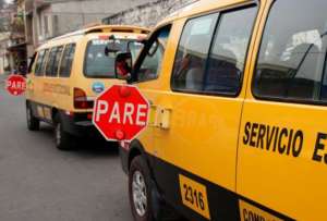 Un agente de tránsito detuvo un bus escolar con niños es su interior