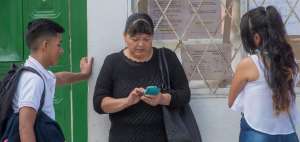 Los padres de familia acompa&ntilde;an a ver los cuadros de notas a sus hijos.