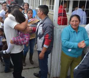 El beneficiado del indulto Edison Imbaquingo abraza a su familia a la salida del centro carcelario. Foto: 