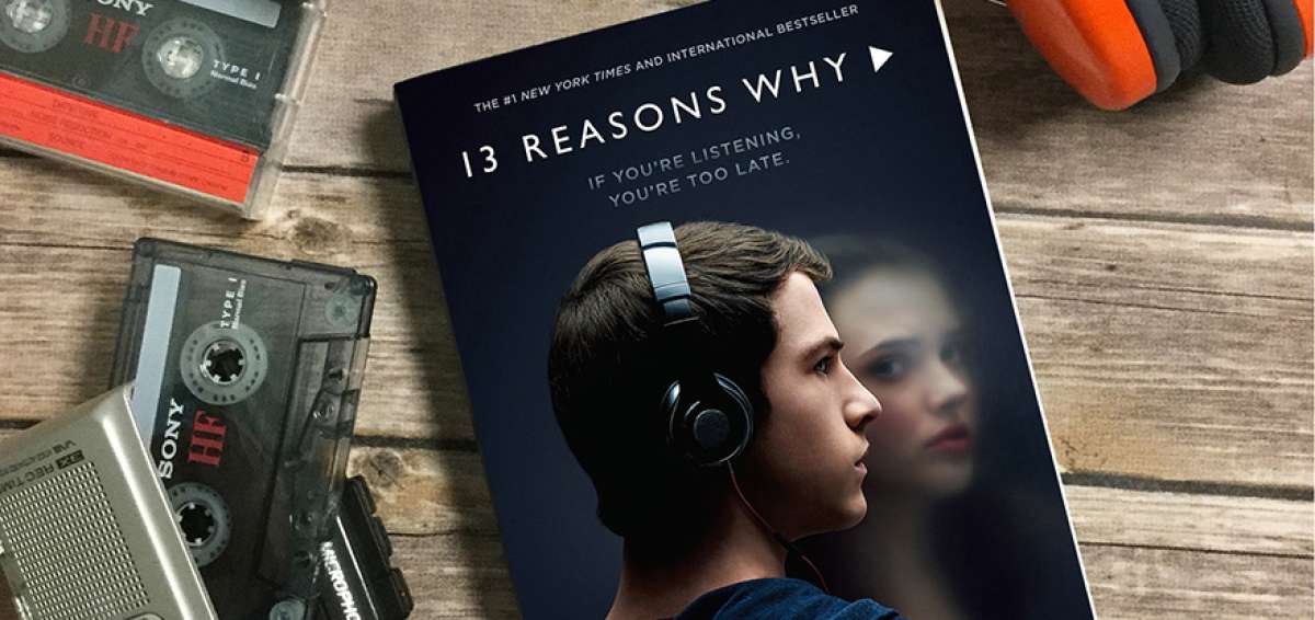 La serie se basa en la narraci&oacute;n de una joven suicida a trav&eacute;s de una serie de grabaciones en cassettes. 
