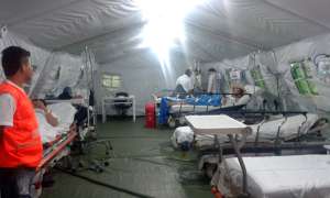 En una de las carpas del hospital ambulatorio, dotadas de 6 camillas, pacientes son atendidos por varios doctores, tras ser derivados de Emergencia. Foto: Mar&iacute;a Arreaga / El Tel&eacute;grafo 