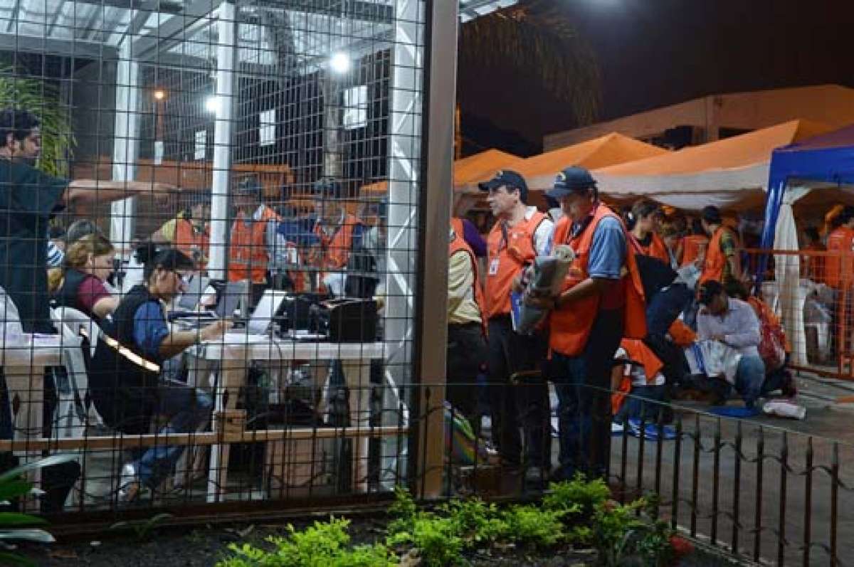 En turnos diurnos y nocturnos se labor&oacute; en la Junta Provincial Electoral del Guayas para tener listos los resultados de los comicios. Foto: Pilar Vera