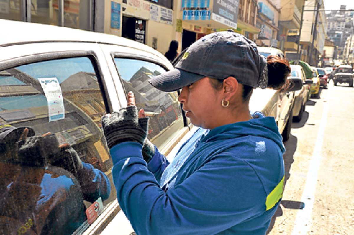 Ambato, Riobamba y Latacunga padecen por la falta de parqueos. Foto: Roberto Ch&aacute;vez / El Tel&eacute;grafo