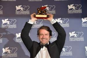 Lorenzo Vigas,  director de la cinta venezolana "Desde all&aacute;", sostiene el Le&oacute;n de Oro obtenido en  la Mostra de Venecia. Foto internet