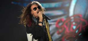 El vocalista Steven Tyler, impresion&oacute; al p&uacute;blico con su calidad vocal, dominio esc&eacute;nico, e interpretaci&oacute;n de la arm&oacute;nica y el piano. La presentaci&oacute;n dur&oacute; 90 minutos.