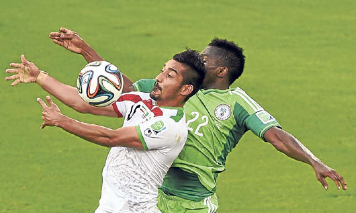 El zaguero iran&iacute; Montazeri (i) evita que el defensa nigeriano Omeruo llegue a la pelota durante el partido de ayer. Foto: AFP
