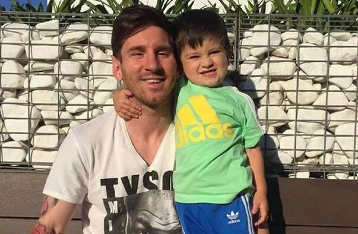 Messi en una foto junto a su primer hijo, Thiago. 